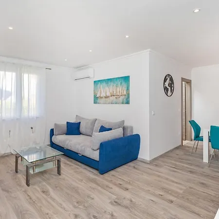 Paradise With Swimming Pool Апартаменты *