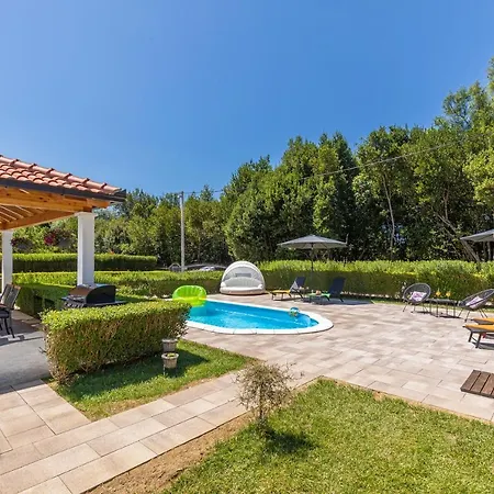 Paradise With Swimming Pool Апартаменты Груда