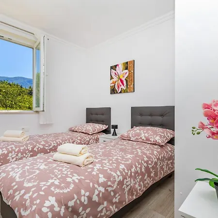 Paradise With Swimming Pool Апартаменты *